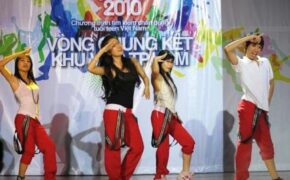 HotVteen… may váy trên sâu khấu